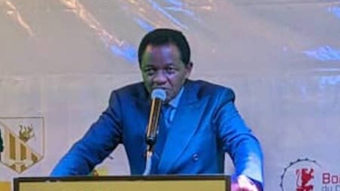 Le Président national des CVUC, M. Augustin Tamba, Maire de Yaoundé 7, prend la parole lors du Gala caritatif Le Président national des CVUC, M. Augustin Tamba, Maire de Yaoundé 7, prend la parole lors du Gala caritatif