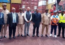 Les autorités au port de Douala