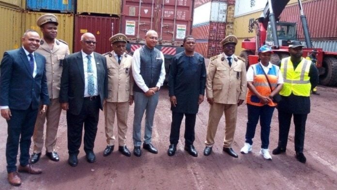 Les autorités au port de Douala - ok Les autorités au port de Douala