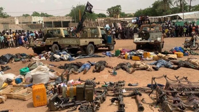 Des images de terroristes abattus au milieu de leurs armes et véhicules, ce mardi 1er juillet 2025 (Mali)