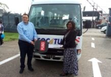 Le directeur général de Tractafric Motors Cameroun remet la clé à la directrice générale de la Socatur S.A