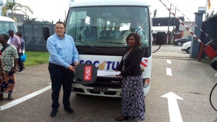 Le directeur général de Tractafric Motors Cameroun remet la clé à la directrice générale de la Socatur S.A,- Le directeur général de Tractafric Motors Cameroun remet la clé à la directrice générale de la Socatur S.A