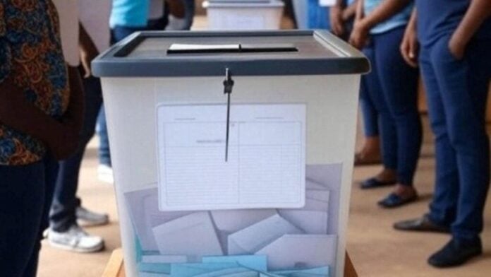 election cam-OK Une urne
