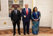 Les ministres congolais et rwandais des Affaires étrangères autour de Donald Trump à la Maison blanche, après la signature de l'accord