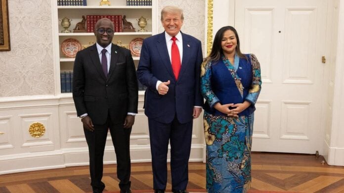 Les ministres congolais et rwandais des Affaires étrangères autour de Donald Trump à la Maison blanche, après la signature de l'accord