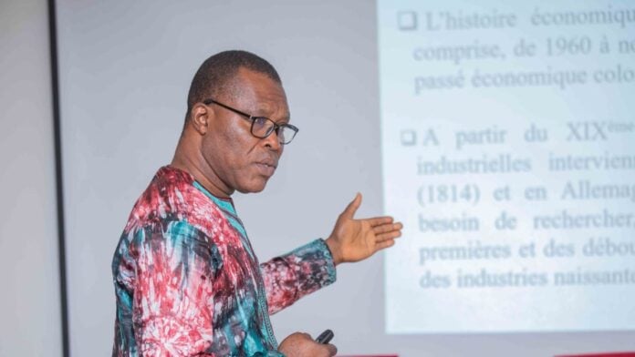 Dieudonné Awo, Maître de Conférences en Hitoire économique et sociale à l'Université d'Abomey-Calavi- ok Dieudonné Awo, Maître de Conférences en Hitoire économique et sociale à l'Université d'Abomey-Calavi
