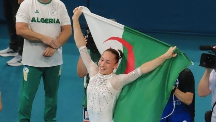 Kaylia Nemour et le drapeau algérien Kaylia Nemour et le drapeau algérien