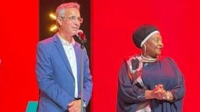 Le Ministre de la Culture et des Arts algérien Zoheir Balalou lors de l'attribution du Copyright Friendly Label à Afreximbank lors de l'IATF 2025 à Alger