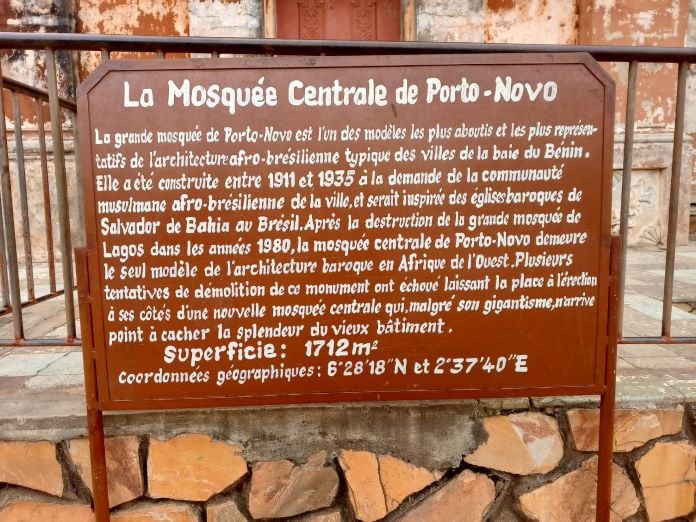 Une signalétique renseignant sur l'histoire de la mosquée
