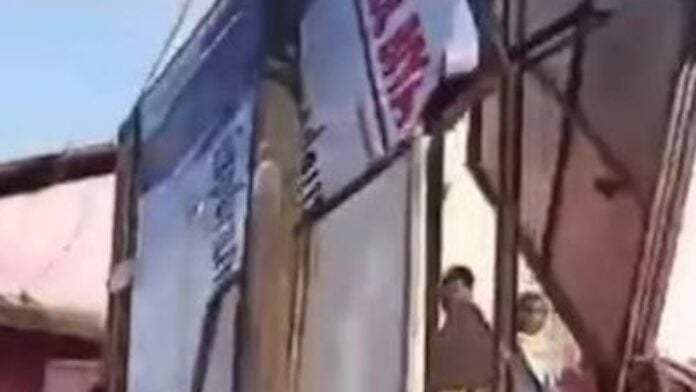 Une affiche à la gloire de Pul Biya arrachée à Douala un panneau d'affichage à la gloire de Paul Biya détruit à Douala