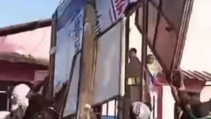 Une affiche à la gloire de Pul Biya arrachée à Douala Une affiche à la gloire de Pul Biya arrachée à Douala