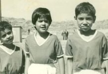 Absent lors de Maroc / Comores, Mohammed VI apparaît sur une autre pelouse… en godasses ! Mohammed VI et Moulay Hicham