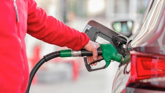 Un homme fait le plein d'essence