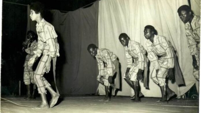 Troupe du lycée Chaminade (1964) (© Maison des Archives Congo)
