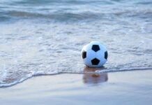 Sénégal-France en ouverture du mondial Un ballon de foot sur une plage