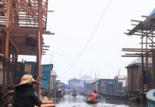 Nigeria : à Lagos, les expulsés des bidonvilles réclament réparation après des démolitions massives Le bidonville de Makoko