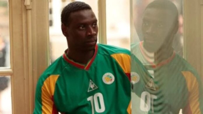 Omar Sy, arborant le maillot du Sénégal
