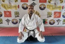 « Voir un enfant gagner en confiance ou un adulte transformer sa santé est ma plus belle récompense », dixit Aimé Atche Aimé Atche dans la posture de méditation