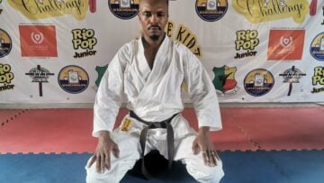 « Voir un enfant gagner en confiance ou un adulte transformer sa santé est ma plus belle récompense », dixit Aimé Atche Aimé Atche dans la posture de méditation