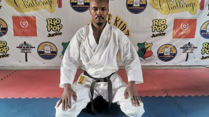 Aimé Atche dans la posture de méditation Aimé Atche dans la posture de méditation