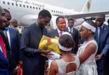 Coopération Sénégal-Congo : Bassirou Diomaye Faye est arrivé à Brazzaville Bassirou Diomaye Faye accueilli à sa descente d'avion par son homologu Denis Sassou N'Guesso, à Brazzaville, ce 2 février 2026