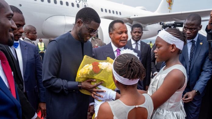 Bassirou Diomaye Faye accueilli à sa descente d'avion par son homologu Denis Sassou N'Guesso, à Brazzaville, ce 2 février 2026