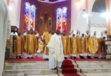 L’Église catholique du Cameroun accueille 10 nouveaux prêtres les nouveaux prêtres se présentent à l’assistance