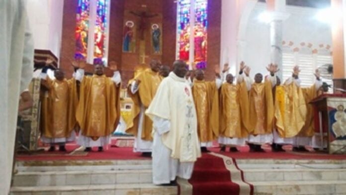 les nouveaux prêtres se présentent à l’assistance