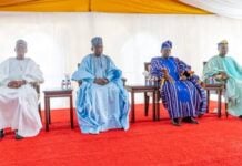 Bénin, hommage aux anciens présidents de l’Assemblée nationale : Vlavonou célèbre l’héritage de Amoussou, Idji et Nago Louis Vlavonou, entouré de ses prédécesseurs, Porto-Novo, le 5 février 2026