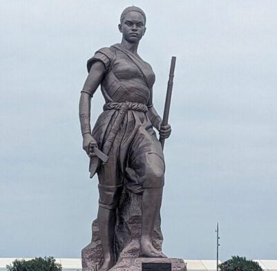 La statue monumentale des Amazones à Cotonou rend hommage aux Agojié, les célèbres guerrières du royaume du Dahomey