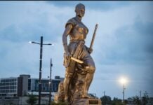 Qui étaient les Amazones du Dahomey ? Au Bénin, un monument raconte leur histoire Statue de l'Amazone à Cotonou