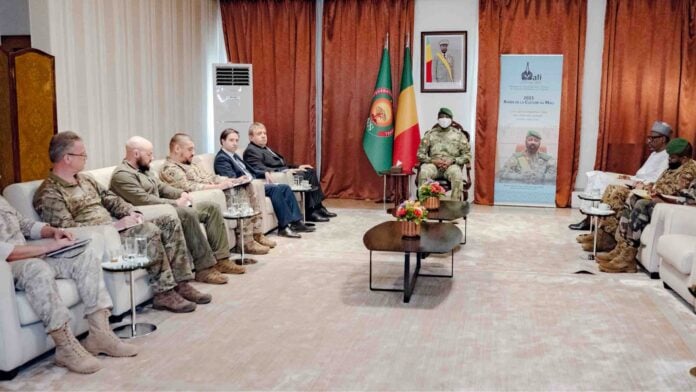 Assimi Goita recevant l'ambassadeur russe