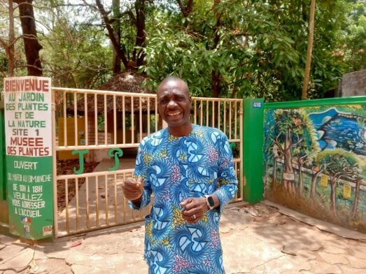 Augustin Houessou, Conservateur du JPN, donnant des explications à l'entrée du site