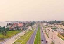 Gabon : le groupe local ACK devient le leader national de la construction routière Vue aérienne d'une partie de la ville de Libreville