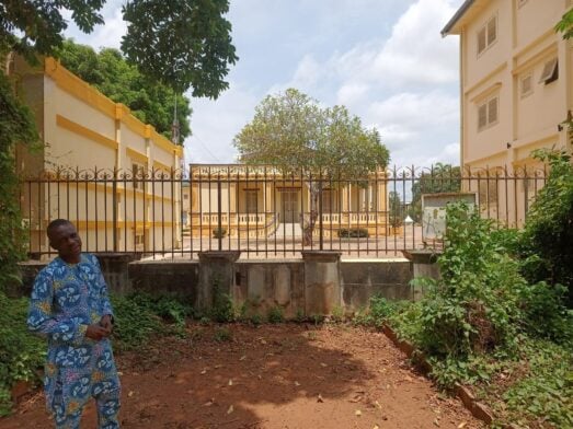 L'arrière du siège de l'Assemblée nationale vu du jardin