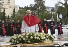 Pape Léon XIV en Algérie : le « pardon » que la France n’a jamais prononcé devant les martyrs de la guerre d’indépendance Le pape Léon XIV devant le monument aux Martyrs d'Algérie