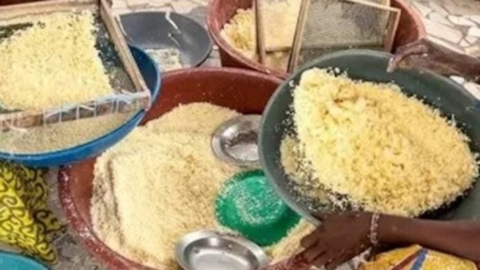 plats d'attiéké, aliment emblématique de Côte d'Ivoire, inscrit au Patrimoine mondial immatériel par l'UNESCO