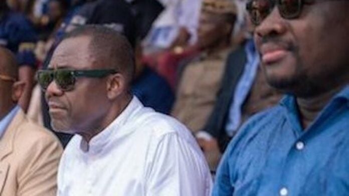 Dans les tribunes, Guy Loando Mboyo aux côtés de Véron Mosengo-Omba, nouveau président de la FECOFA