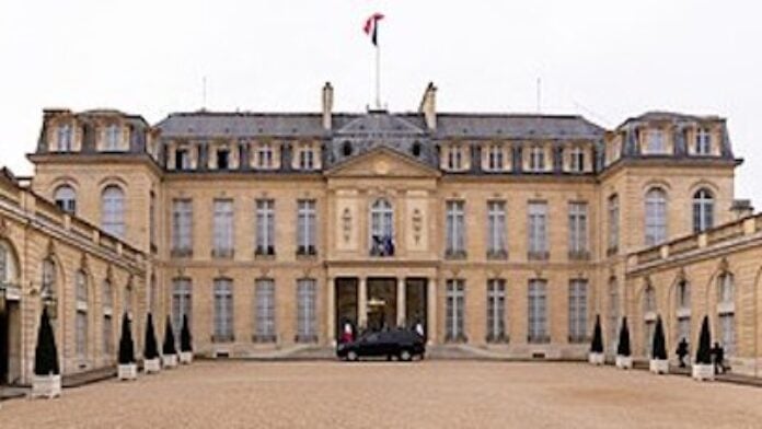 Le Palais de l'Elysée, Cour d'Honneur Le Palais de l'Elysée, Cour d'Honneur