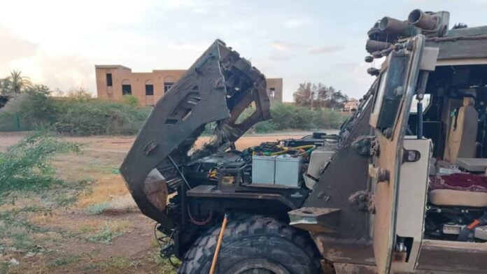 Le système GALIX de fabrication française, visible au-dessus du pare-brise de ce transport de troupe, tire des munitions fumigènes pour cacher le véhicule aux yeux d'assaillant·e·x·s. © Amnesty International