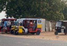 À Thiénaba, les enfants du volant : le quotidien de Doudou, conducteur de tricycle électrique à 14 ans Tricycle à Thienaba
