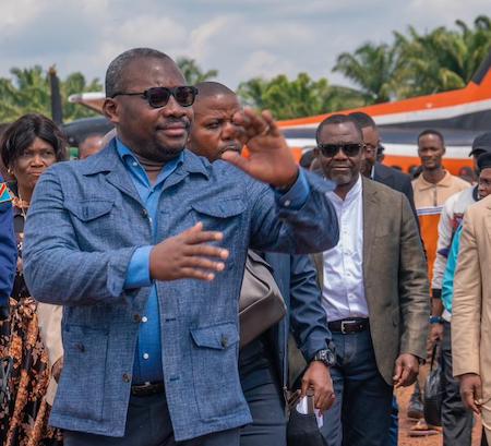 Guy Loando Mboyo, Ministre d'Etat, accueille Véron Mosengo-Omba, Président de la FECOFA, à Boende