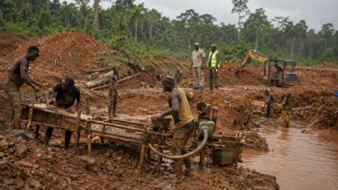 Des ouvriers travaillent sur un site d’exploitation aurifère artisanale, sous le regard d’agents de contrôle, dans une zone minière du Cameroun.