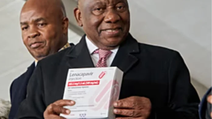 Cyril Ramaphosa tenant en main le lénacapavir L’Afrique du Sud déploie le lénacapavir, un traitement injectable prometteur contre le VIH