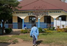 Ebola en RDC : à Bunia, les soignants guéris défient la peur et les rumeurs Soignant Ebola en RDC