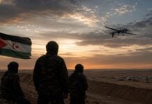 Sahara occidental : la mort de Lahbib Mohamed Abdelaziz révèle l’ombre d’Israël dans la guerre des drones marocaine Combattants sahraouis face à un drone dans le désert du Sahara occidental.