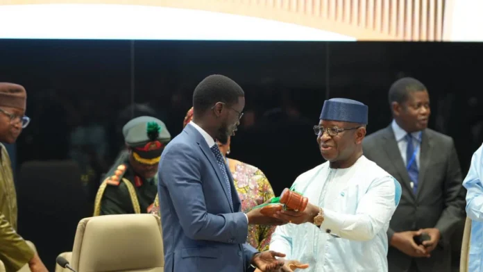 Julius Maada Bio passe le témoin à Bassirou Diomaye Faye Afrique de l'Ouest : Bassirou Diomaye Faye prend les rênes de la CEDEAO avec la sécurité régionale en ligne de mire