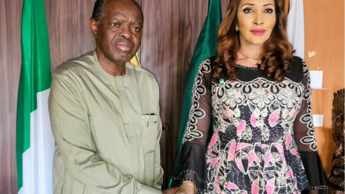 La ministre nigériane des Affaires étrangères, Bianca Odumegwu-Ojukwu et l'ambassadeur de Côte d'Ivoire au Nigeria, Kalilou Traoré Décès d'un commerçant nigérian en détention à Abidjan : Abuja exige des explications et une indemnisation de la Côte d'Ivoire