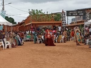 Les Egungun en action à la place Migan