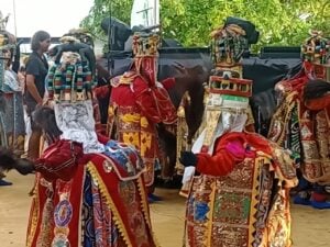 Les Guèlèdè en position de départ pour la procession
